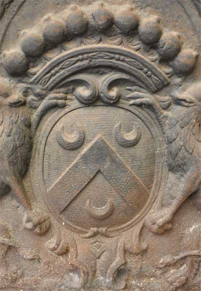 Plaque de cheminée ancienne aux armes de la famille Gaullier de la Selle-1