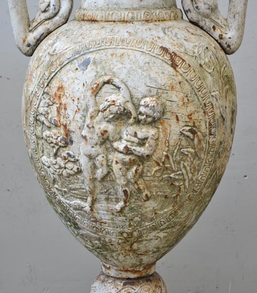 Paire de vases anciens en fonte à décor de putti-2