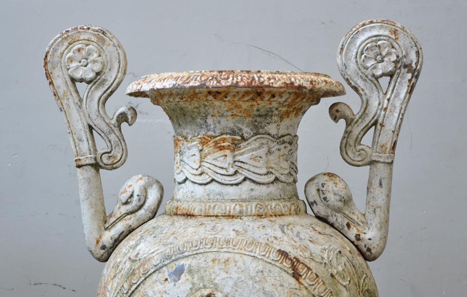 Paire de vases anciens en fonte à décor de putti-4