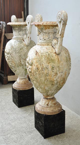 Paire de vases anciens en fonte à décor de putti-6