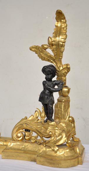 Barre de chenets ancienne en bronze à deux patines aux enfants africains-5
