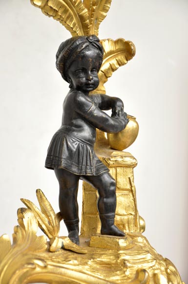 Barre de chenets ancienne en bronze à deux patines aux enfants africains-6