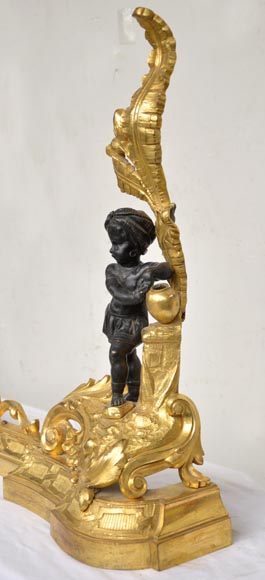 Barre de chenets ancienne en bronze à deux patines aux enfants africains-7