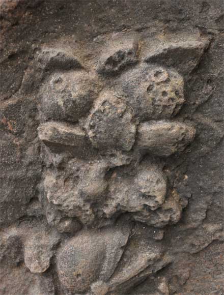 Plaque de cheminée ancienne aux armes de chevaliers-2