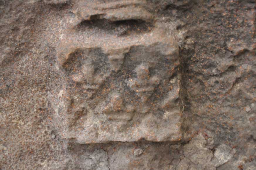 Plaque de cheminée ancienne aux armes de chevaliers-4