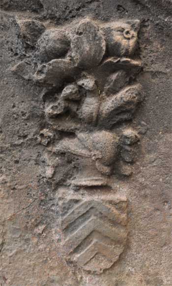 Plaque de cheminée ancienne aux armes de chevaliers-5