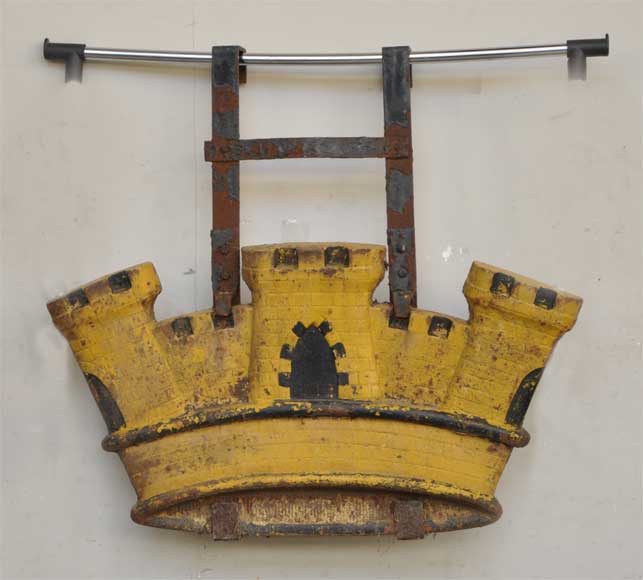 Enseigne en forme de château ancienne en fonte-0