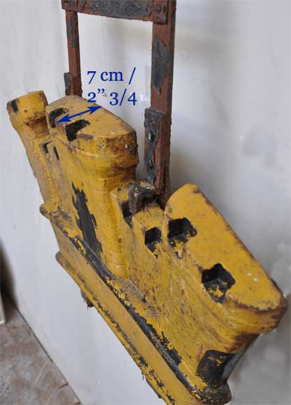 Enseigne en forme de château ancienne en fonte-5