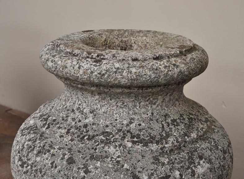 Ancienne paire de vases de jardin en granite-5