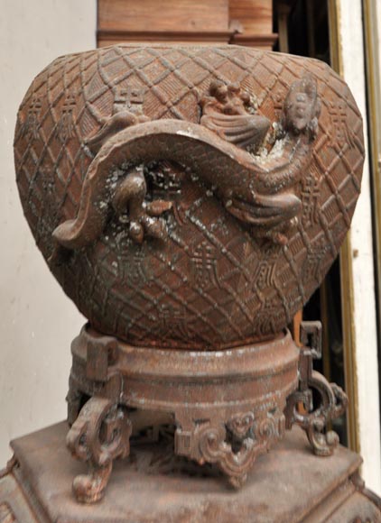 Grande jardinière ancienne de style chinoisante en fonte de fer ajourée-4