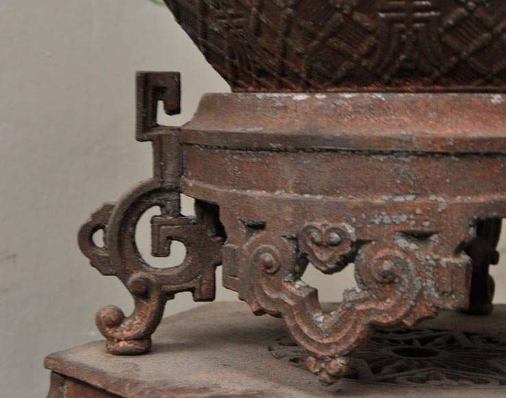 Grande jardinière ancienne de style chinoisante en fonte de fer ajourée-9