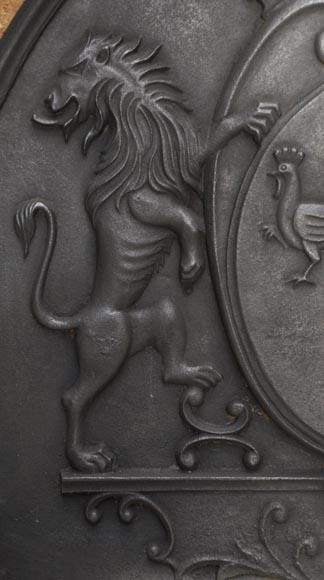 Plaque de cheminée à décor de coqs et de lions-2